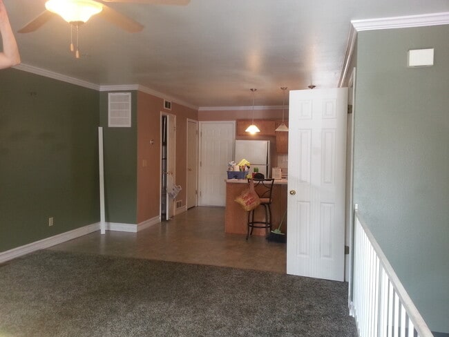 Building Photo - 2 Bed - 1.5 bath - Townhouse Living