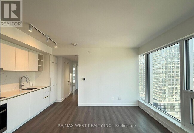 Photo du bâtiment - 8 Wellesley St W