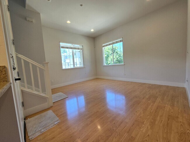 Building Photo - Light-Filled Palto Alto Townhome-Style Condo with Private Deck
