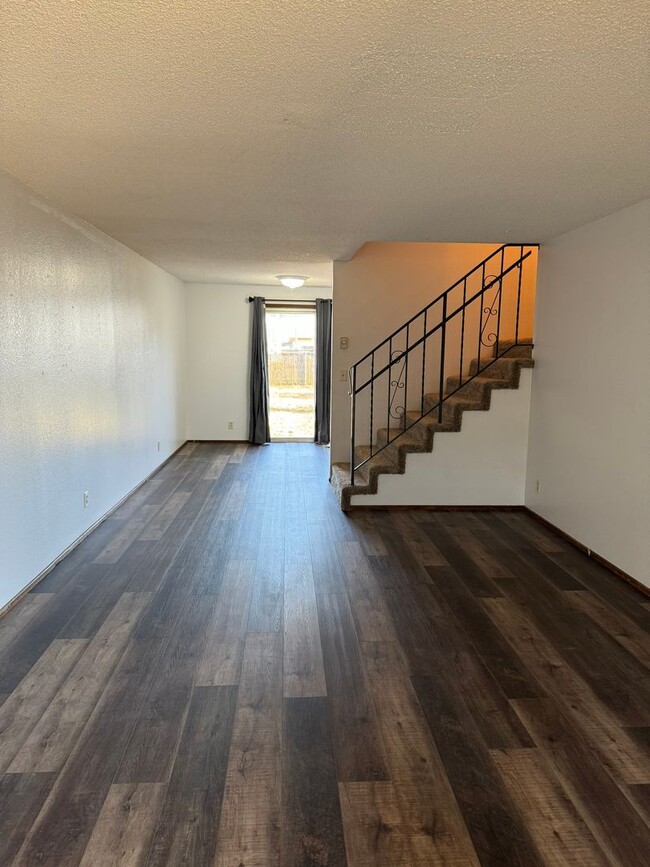 Foto del edificio - Great 2 bed/1.5 bath townhome in Springfield