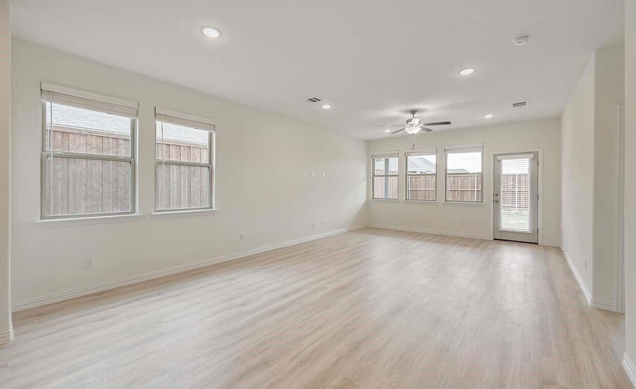 Foto principal - 4237 Red Cedar Ring Ln