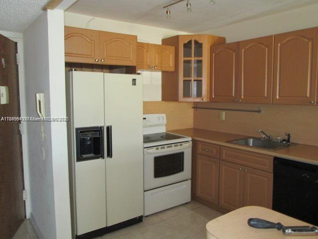 Foto del edificio - 7830 Dickens Ave