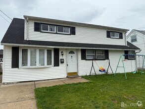 Building Photo - 61 Willow St