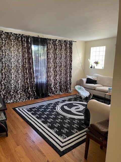 Living room - 7048 N Rockwell St