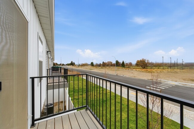 Building Photo - Equinox on Lincoln