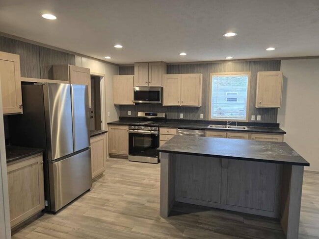 Building Photo - 415 NW Poplar Ave