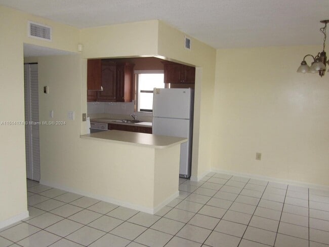 Building Photo - 1121 SW 122nd Ave