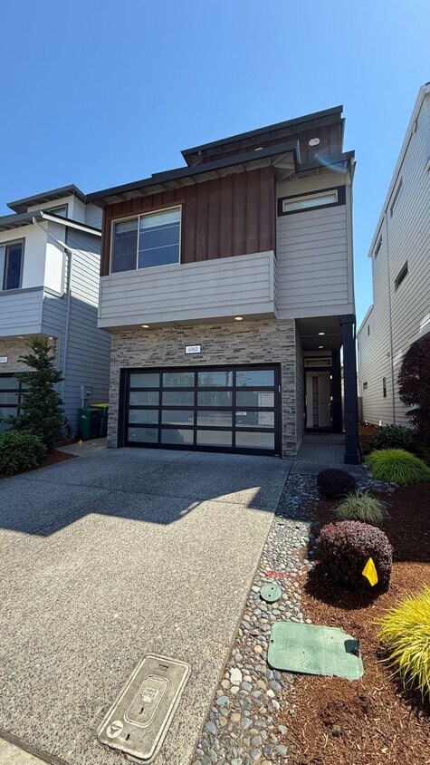 Foto principal - Video! Beautiful new large four bedroom ho...