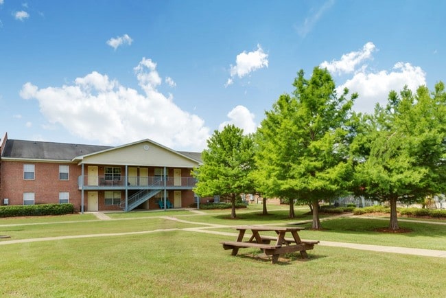 Building Photo - Regal Pointe Apartment Homes
