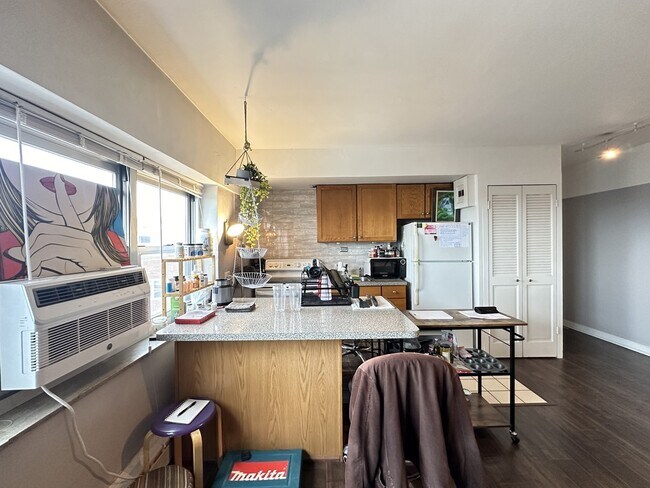 Foto del edificio - 4950 N Marine Dr