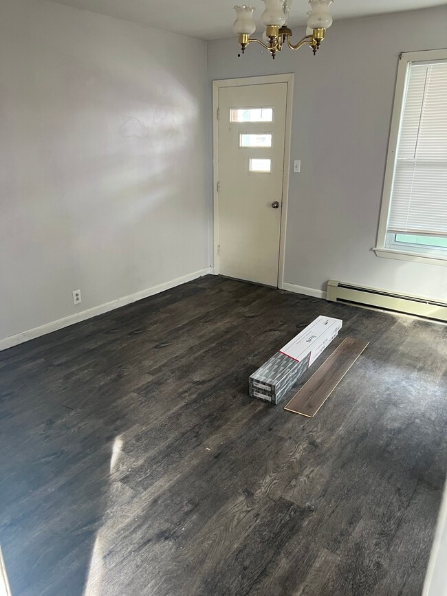 Building Photo - 627 Rockingham St