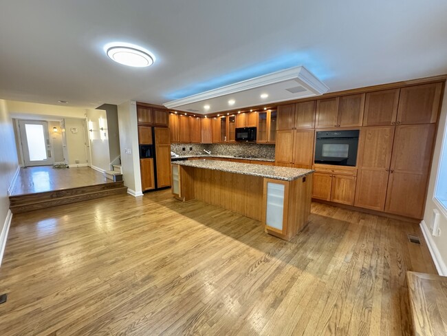 Building Photo - 1628 N Mohawk St