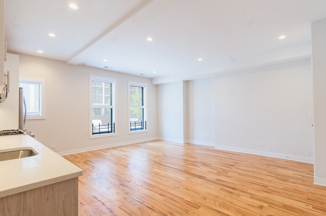 Building Photo - 1552 N LaSalle St