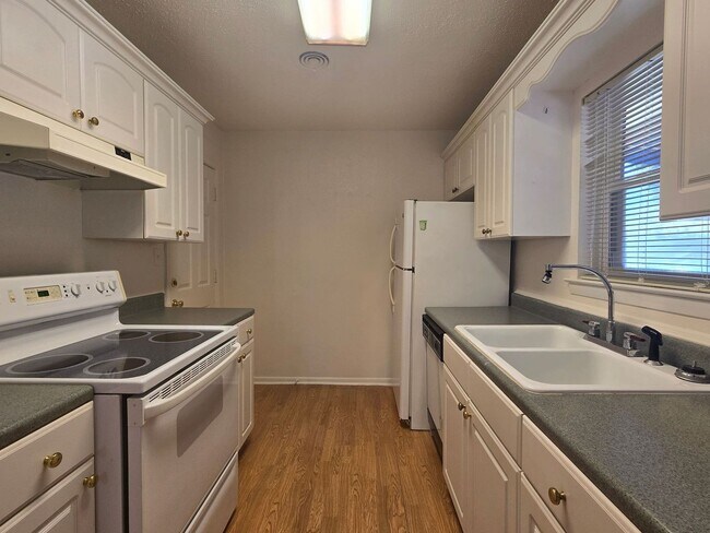 Foto del edificio - AVAILABLE NOW!