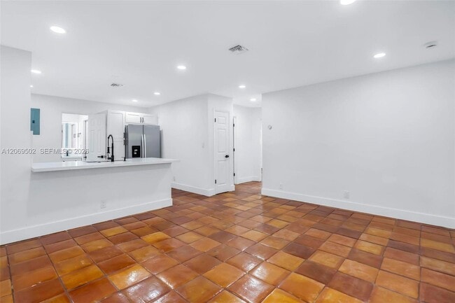 Building Photo - 850 SW 12th Ct