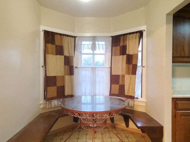 Foto del edificio - Nice Rose Garden Home, Wood Floors, Privat...