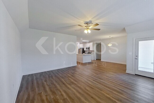 Foto del edificio - 8041 Hendrick Dr