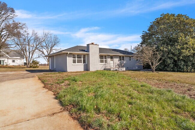 Building Photo - Spacious 3BR Ranch on Over Half an Acre in Seneca! $1,700/mo rent