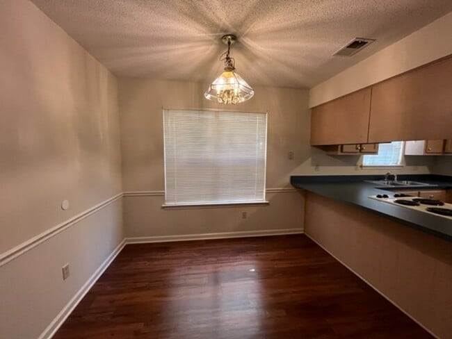 Building Photo - Renovated 3 Bedroom 2 Bathroom with 1 Car ...