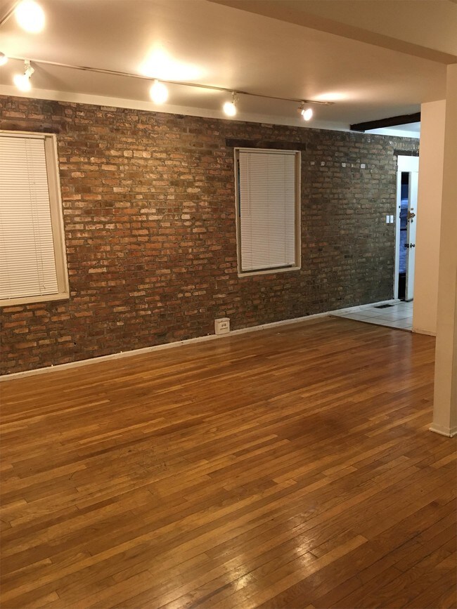 Building Photo - 517 W Armitage Ave