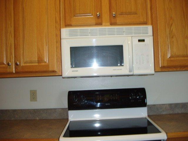 Building Photo - 3 bedroom 3 bath, 2car gar, balcony deck a...
