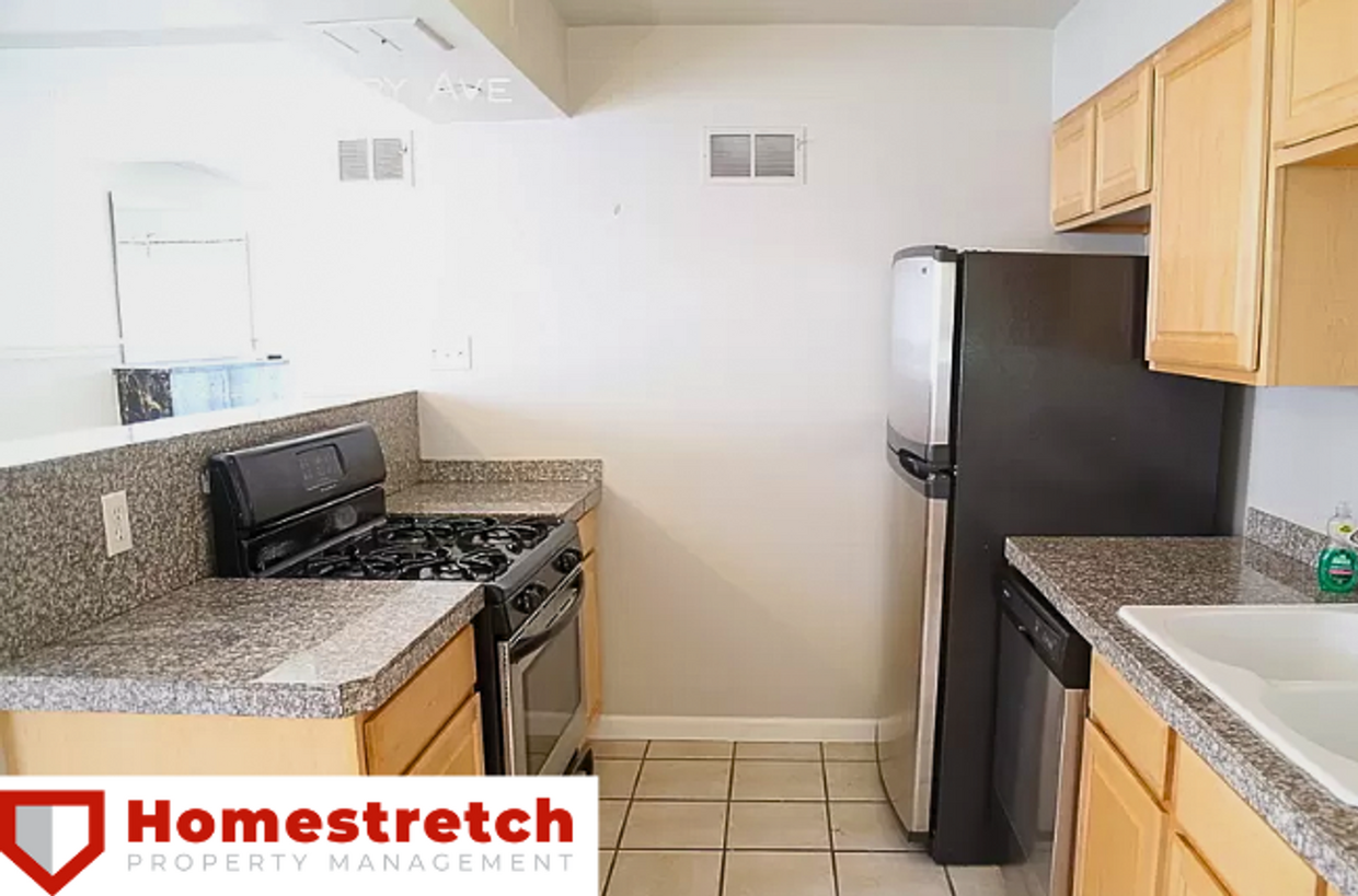 Foto principal - Three Bedroom Home with Dishwasher Move In...