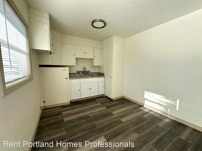 Building Photo - 4 br, 2 bath House - 10750 NE Sacramento S...