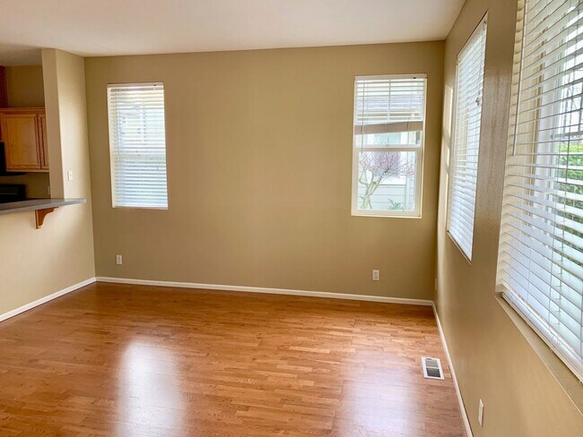 Foto del edificio - Beautiful 3 bed 2.5 bath Home with 2 car garage