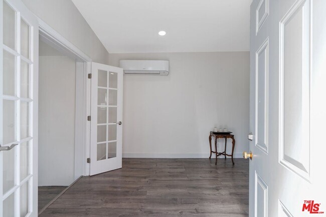 Building Photo - 503 N Gower St