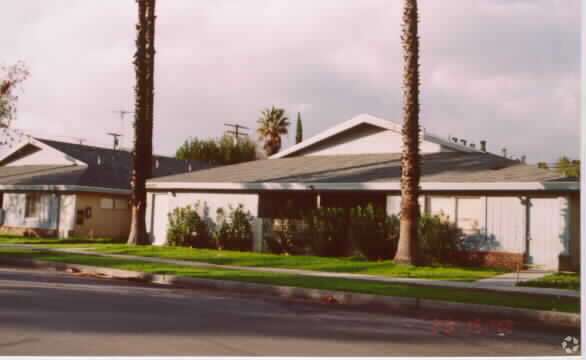 Primary Photo - 2021-2025 E Balsam Ave