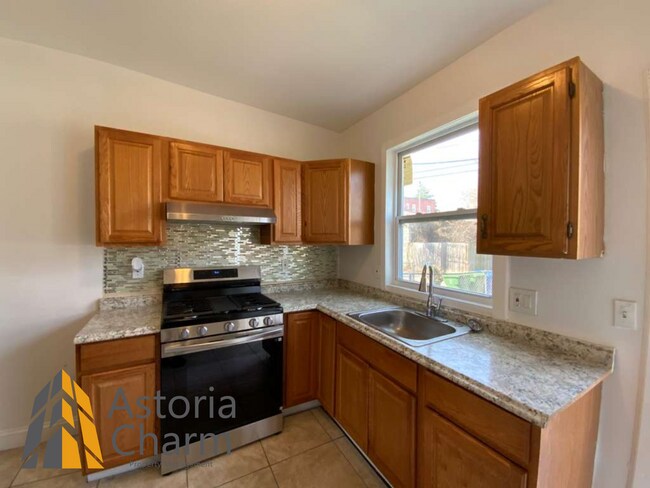 Foto del edificio - 2 Bed with Finished Basement, Deck off Bedroom, and Backyard