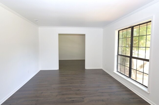 Building Photo - 2208 Northwood Cir