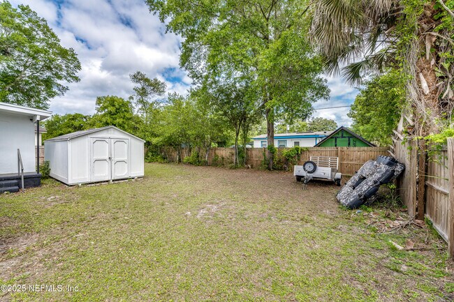 Foto del edificio - 7419 Merrill Rd