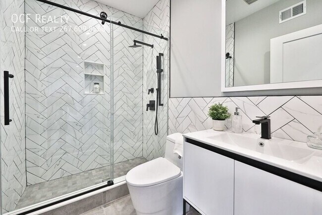 Building Photo - Luxury Francisville Condo