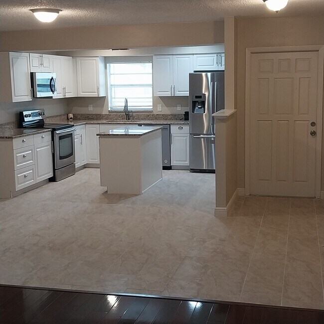 Building Photo - 916 Shangri La Dr