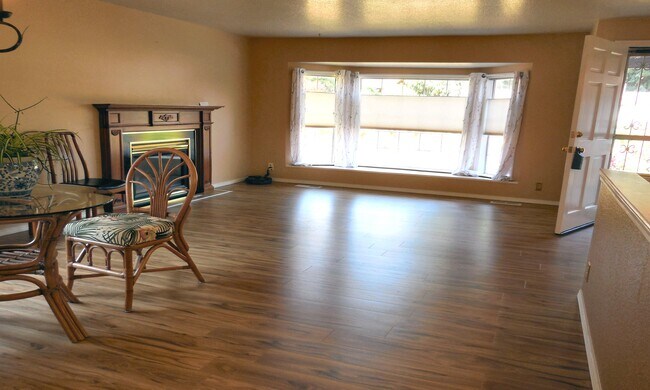 Sala de estar - 5036 Beach Way NE