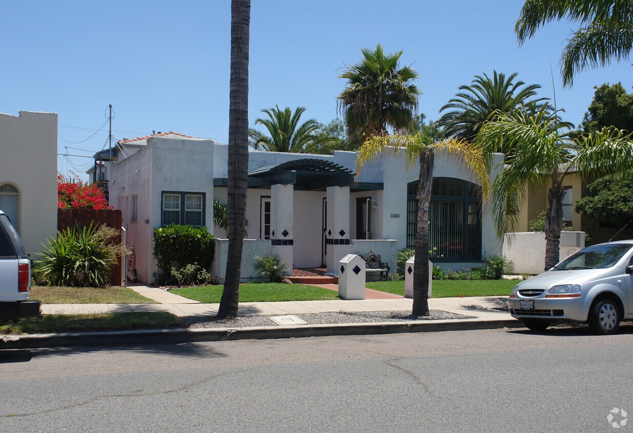 Foto del edificio - 3381-3387 Grim Ave