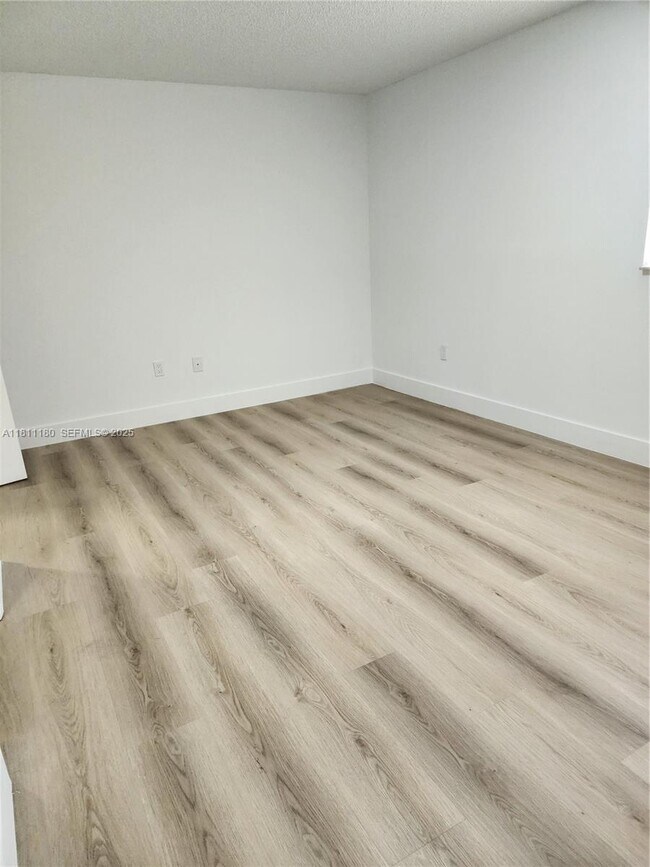 Foto del edificio - 8343 Lake Dr