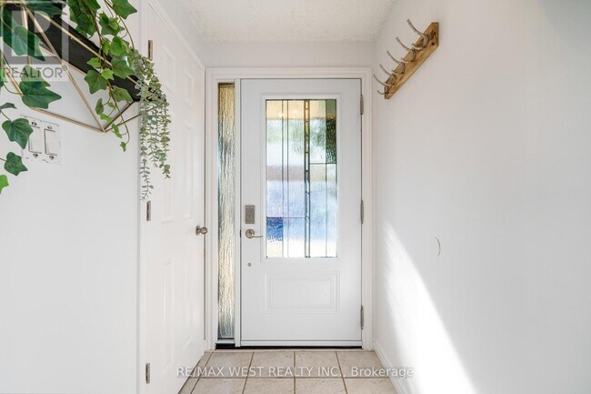 Photo du bâtiment - 220 Ormond Dr