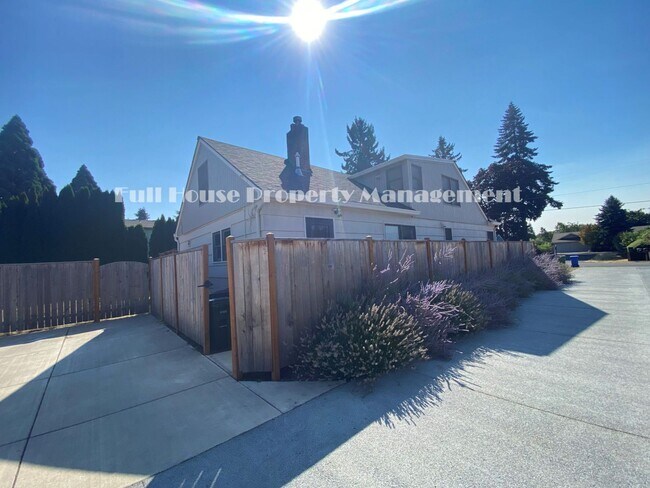 Building Photo - 4 br, 2 bath House - 2303 Oakway Terrace