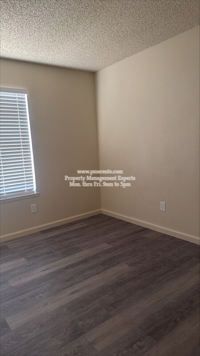 Foto del edificio - 3016 Snowberry Ln