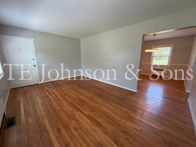 Building Photo - A Great Condo close to Atrium Health and Park