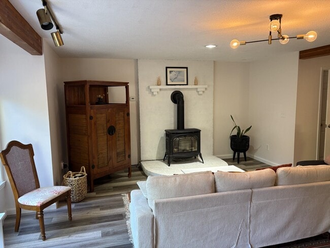 Building Photo - 162 Meadows Dr