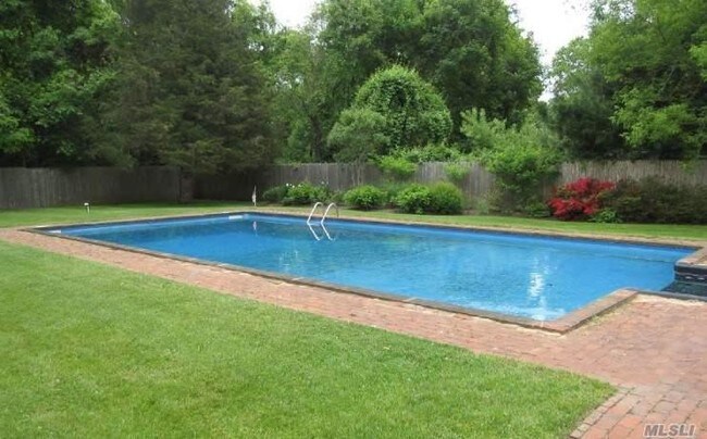 Foto del edificio - 140-143 Three Mile Harbor Rd