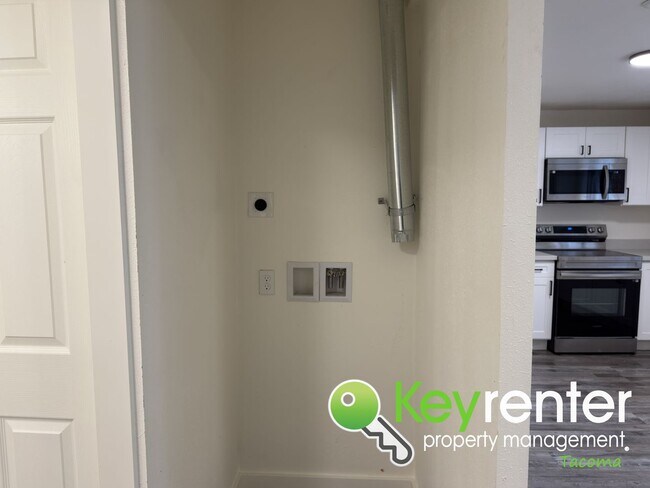 Building Photo - Fully Renovated 4-Bedroom Home with in Lak...