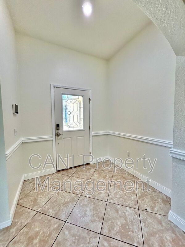 Foto del edificio - 5753 Woodruff Way