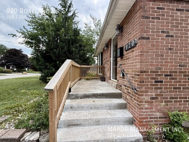 Building Photo - NEWLY RENOVATED 3 BED/2 BATH HOME ON ROSELAND GOLF COURSE + UTILITIES