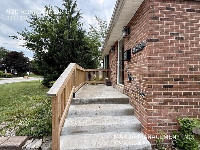 Photo du bâtiment - NEWLY RENOVATED 3 BED/2 BATH HOME ON ROSELAND GOLF COURSE + UTILITIES