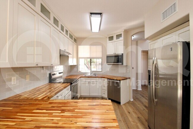 Building Photo - 16843 S Cyan Ct