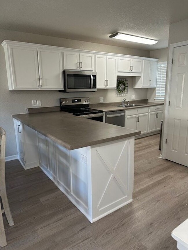 Building Photo - Beautiful Town Home + Deck & Patio + Easy ...